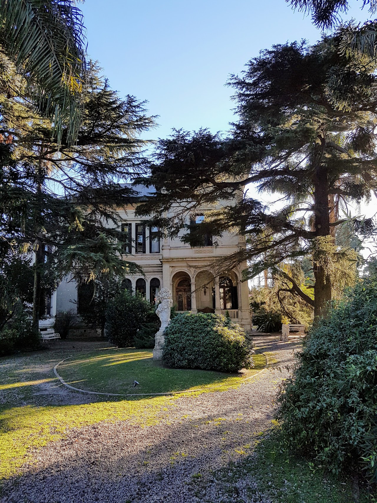 Fachada Principal de Día de Villa Grampa con arquitectura neorrenacentista italiana de 1914 en Temperley