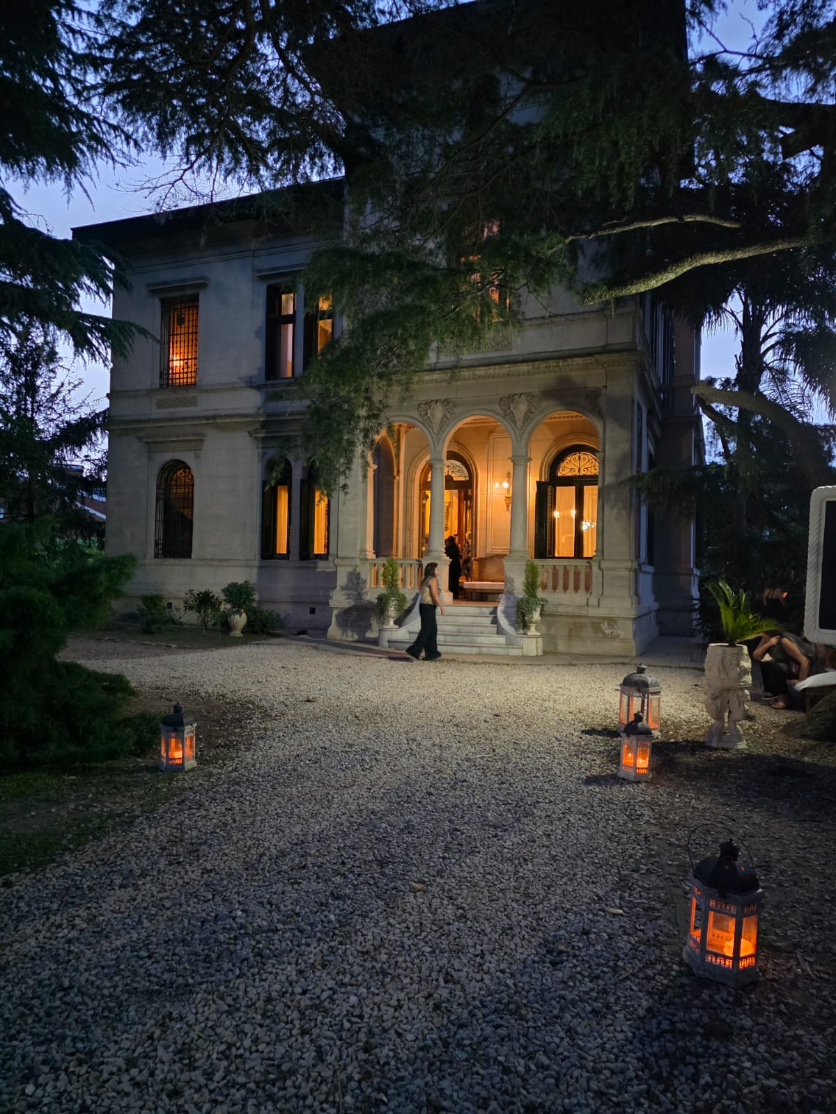 Fachada Iluminada de Noche de Villa Grampa para eventos nocturnos y veladas mágicas con guirnaldas y faroles cálidos